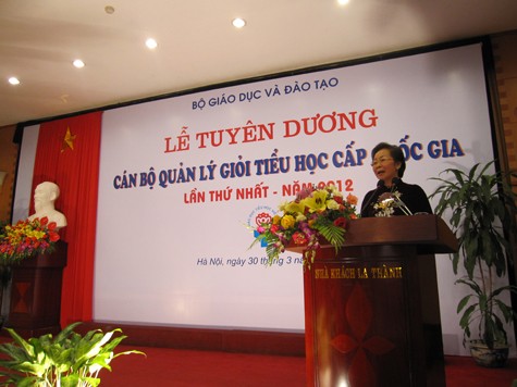 Phó Chủ tịch nước Nguyễn Thị Doan về dự, phát biểu và trao thưởng cho các cán bộ quản lý giỏi tiểu học cấp Quốc gia lần 1 năm 2012